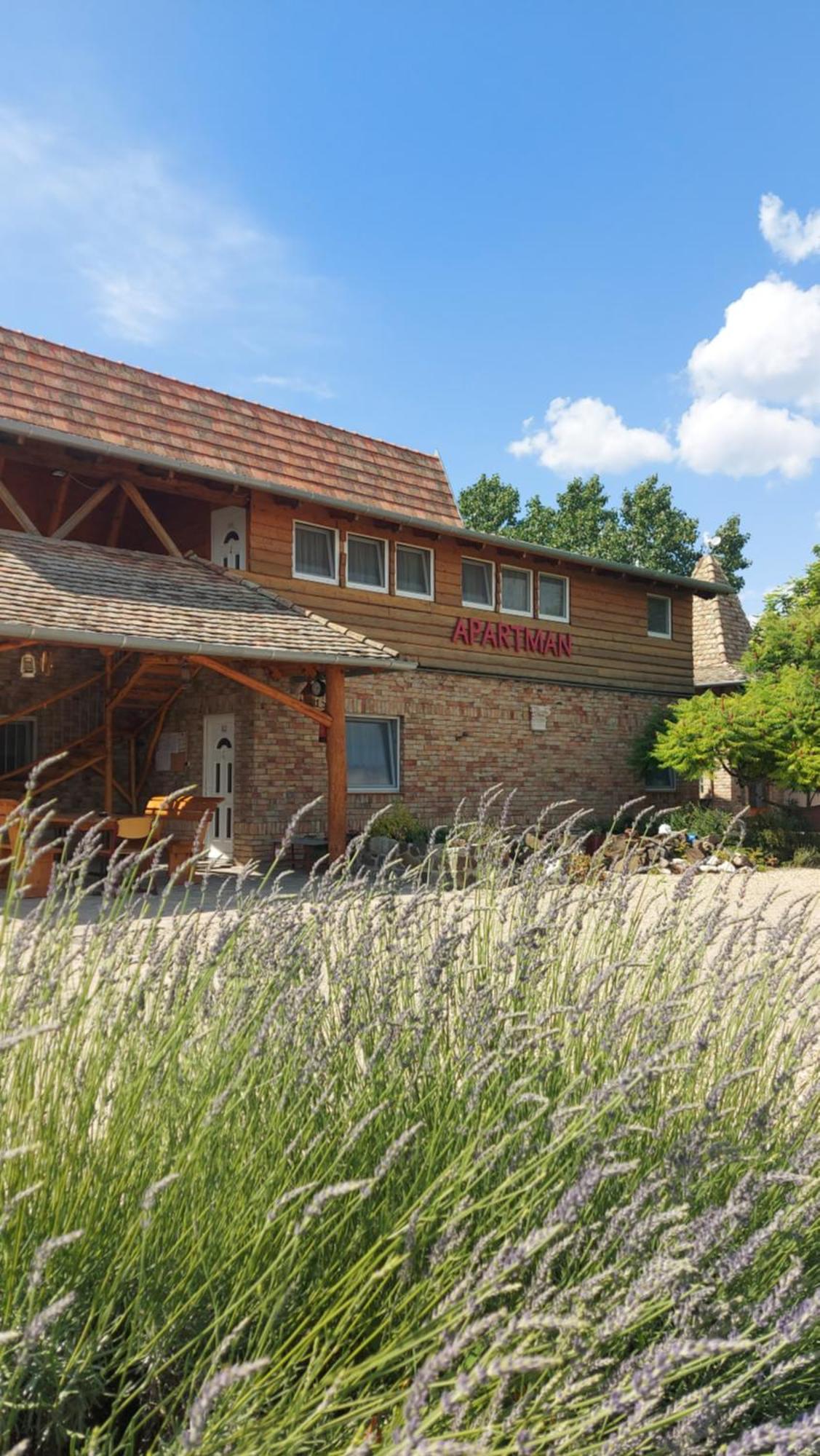 Anna Apartman Apartment Maroslele Exterior photo